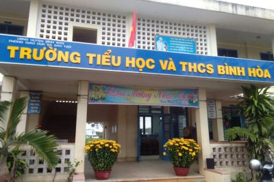 Học sinh trường TH&THCS Bình Hòa háo hức trong ngày đầu học trực tiếp trở lại.